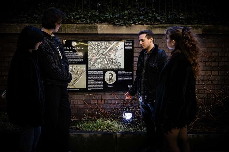 London: Jack the Ripper Night Walking Tour in Whitechapel - Goulston Street and weighing the evidence