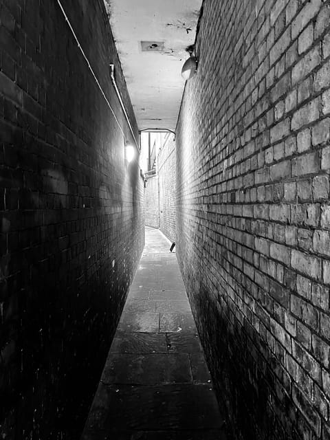 London: Jack the Ripper Tour and Underground Prison in Spanish - Finishing at the Viaduct Tavern