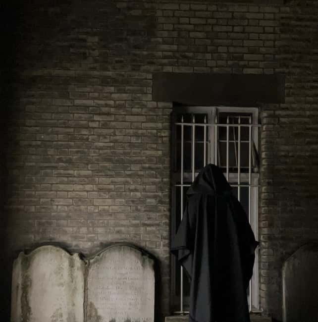 London: Jack the Ripper Tour and Underground Prison in Spanish - Meeting Major Thomas Weir at Aldgate