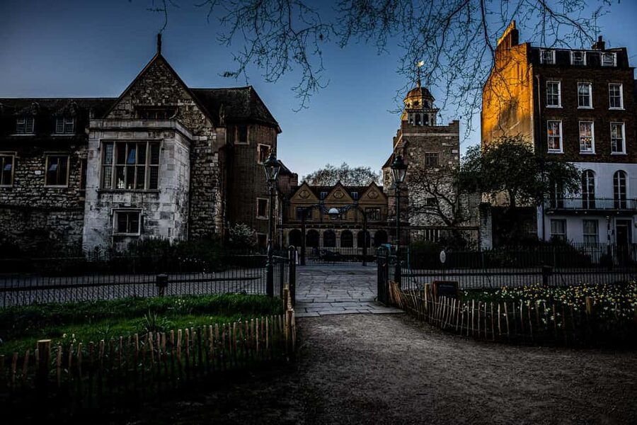 London Night Walking Tour: Ghosts & Haunting Legends - Ending at the Clink Prison Museum