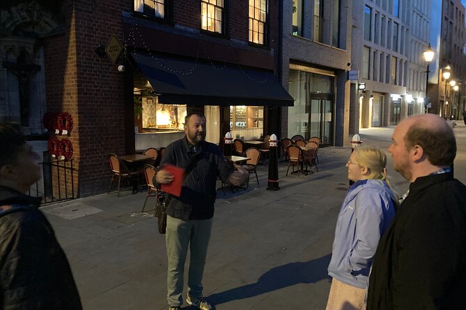 London's Ghosts & Gruesome Past Nighttime Walking Tour - Cloth Fair links a pub stop to public punishment