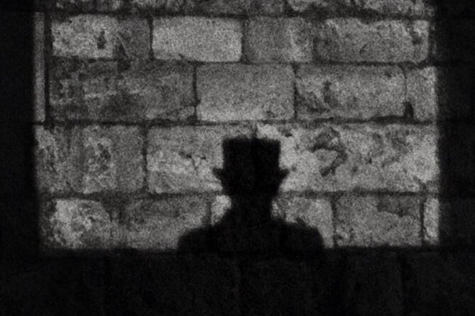 London's Ghosts & Gruesome Past Nighttime Walking Tour - William Wallace gets a correction from the movies