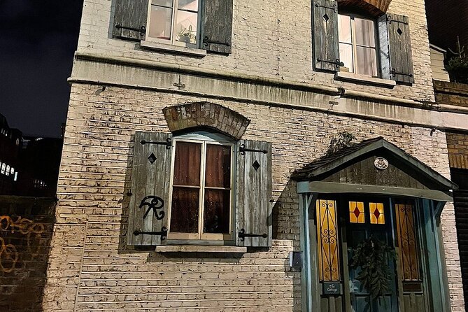London's Ghosts & Gruesome Past Nighttime Walking Tour - Holy Sepulchre explains the business of body snatching