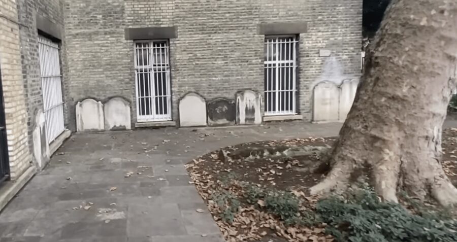 London's Ghosts & Gruesome Past Nighttime Walking Tour - The Old Bailey and the final criminal story