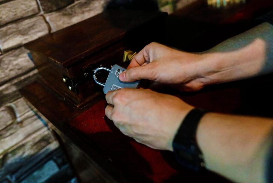 Madrid: Scary Escape Room "The Haunted Box" - A Family Vanishes Inside an Abandoned House