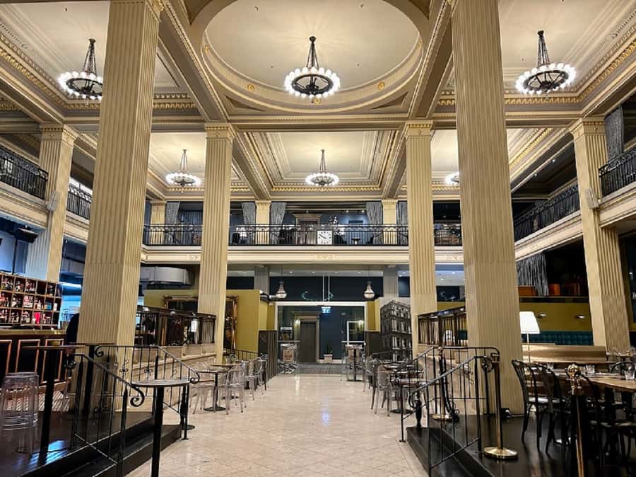 Melbourne: Spirits and Ales Haunted Pub Walking Tour - Decadent arcades and the final return to Chloe