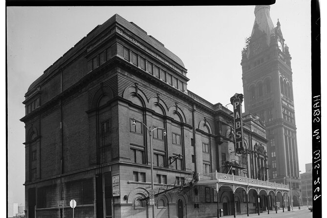 Milwaukee Downtown Ghost Tour - The Shadow of City Hall - What the timing and group size mean