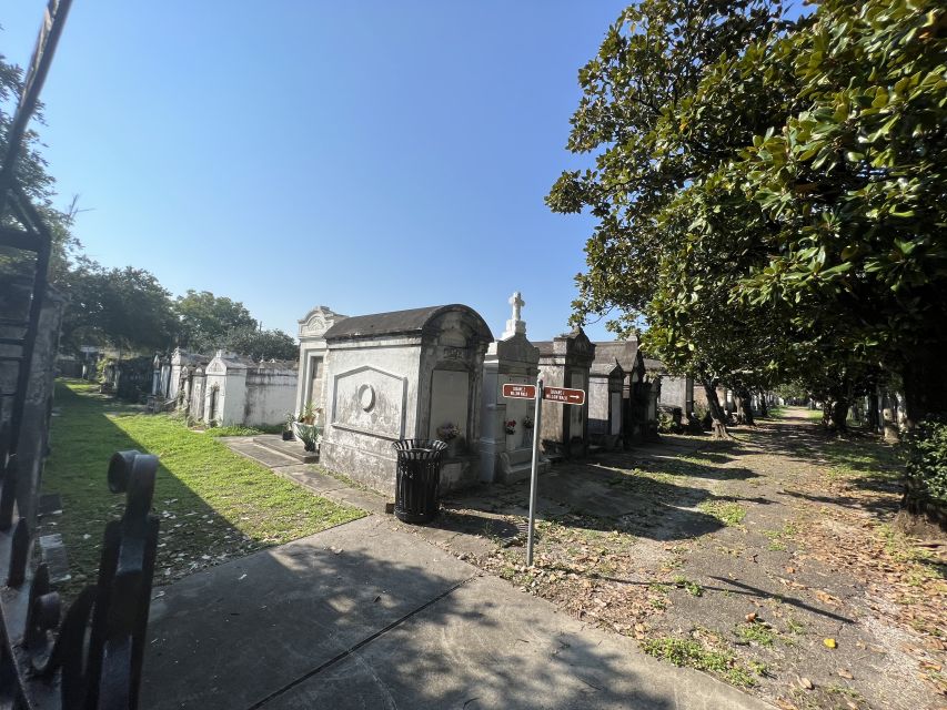 New Orleans : Best of Ghost & Voodoo Experience Walking Tour - Vampires, television, and the French Quarter’s darker image