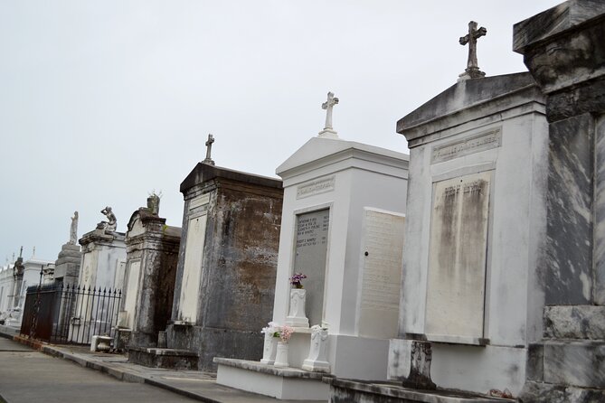 New Orleans Cemetery Bus Tour with Exclusive Cemetery Access - What the two-hour schedule really means