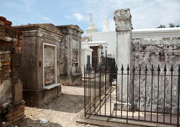 New Orleans: Dead of Night Ghosts and Cemetery Bus Tour - New Orleans after dark, with history beneath the ghost stories