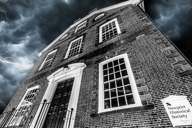 Newport Ghosts: Seaside Hauntings and Hags Tour - Meeting your guide in Washington Square