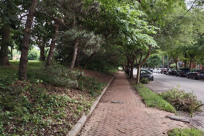 Old Louisvilles Famous Ghosts Smartphone Guided Walking Tour - What the app format means in practice