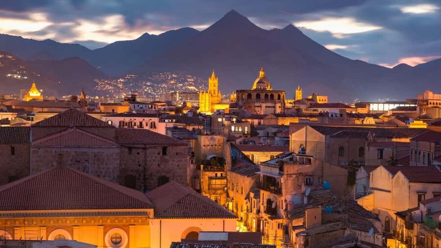 Palermo's Dark Shades: Ghost, Crime and Tasting Walking Tour - A dark introduction at Piazza Quattro Canti