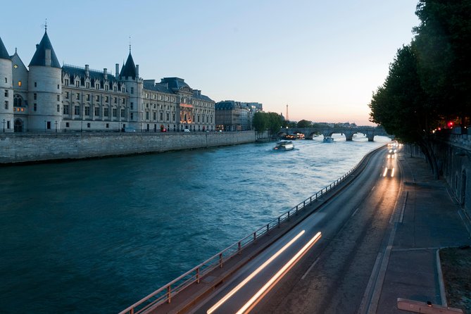 Paris by Night Walking Tour: Ghosts, Mysteries and Legends - Guide style can shape the whole evening