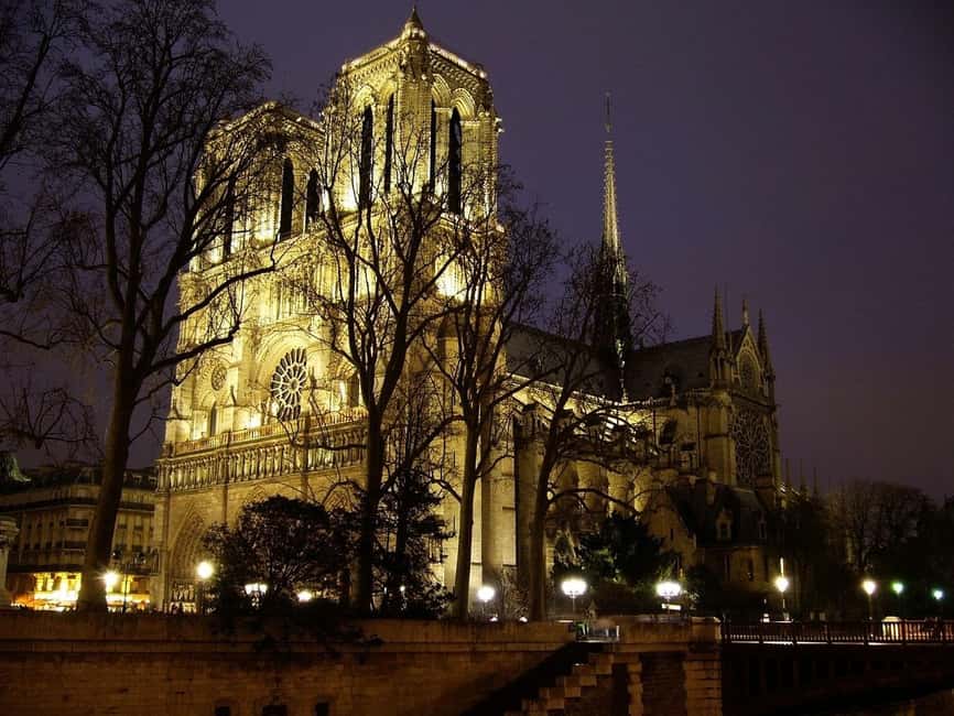Paris: Ghosts and Dark Stories Guided Walking Tour - Starting beneath Henri IV on Pont Neuf