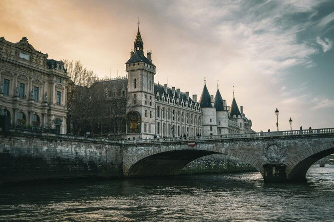 Paris Ghosts and Dark Stories Tour - Square du Vert-Galant and an unjust death