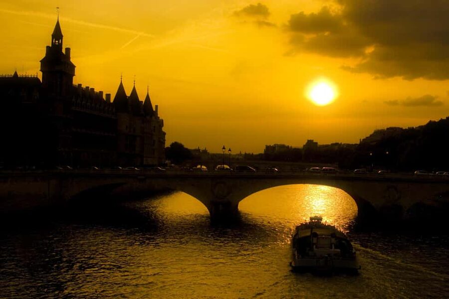 Paris: Ghosts, Legends & Mysteries Evening Walking Tour - Meeting Henri IV in the Middle of Pont Neuf