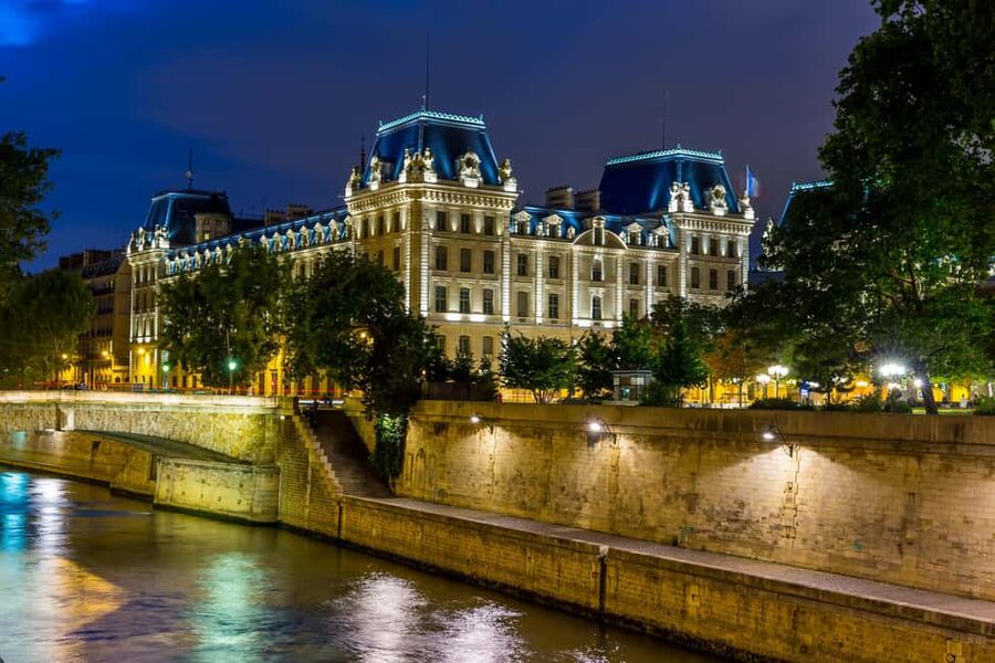Paris: Ghosts, Legends & Mysteries Evening Walking Tour - Square du Vert-Galant and the Last Templar