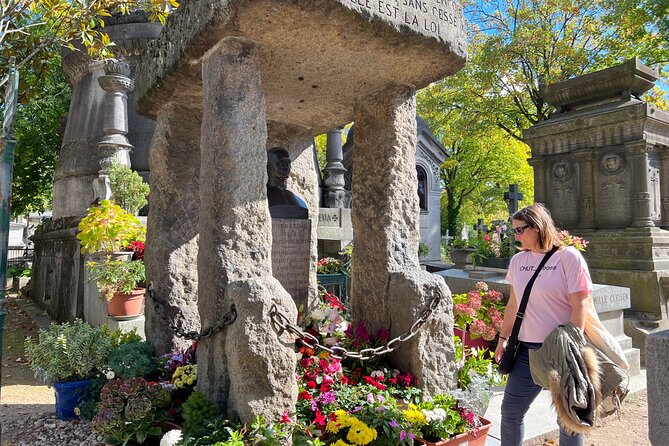 Paris: Haunted Père Lachaise Cemetery Guided Tour - The guide can make or break the walk