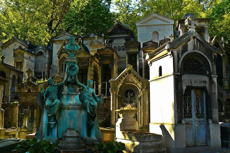 Paris: Haunted Père Lachaise Cemetery Guided Tour - Who should book this walk?