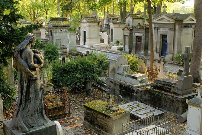 Paris: Haunted Père Lachaise Cemetery Guided Tour - Meeting your guide at Boulevard de Ménilmontant