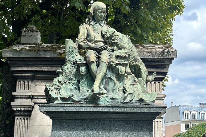 Père Lachaise's Cemetery Celebrities and Ghosts Mystery Tour - Molière, La Fontaine, Balzac, and Proust