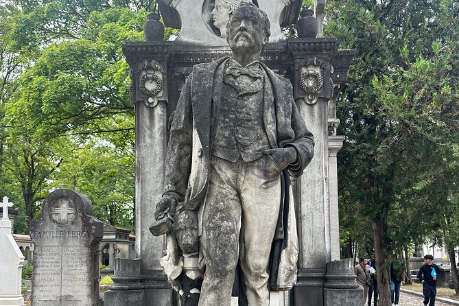 Père Lachaise's Cemetery Celebrities and Ghosts Mystery Tour - War memorials, Jewish memorials, and the Revolution Wall