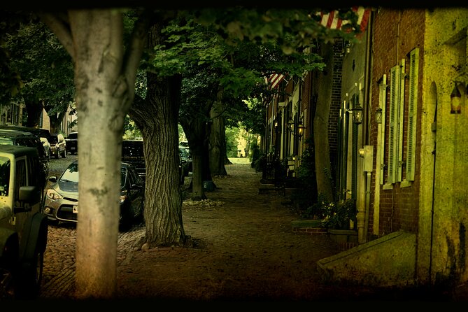 Phantoms of the Potomac: Old Town Alexandria Ghost Tour - What the guides do well
