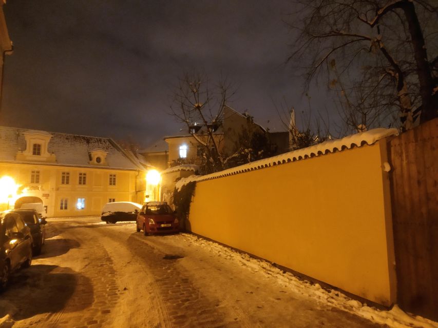 Prague: Ghost Walking Tour - Why the actor guide matters