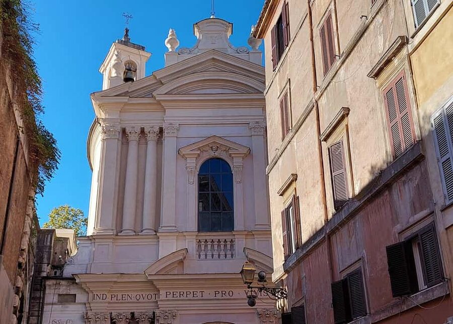 Rome After Dark: Ghosts & Medieval Backstreets Tour - The old prison, the poisonous perfumery, and death by desire