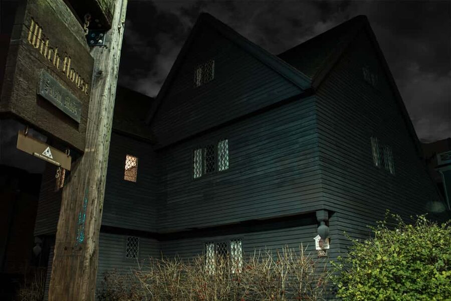 Salem: Boos and Brews Haunted Pub Crawl - Mercy Tavern and the Bootlegger Stories