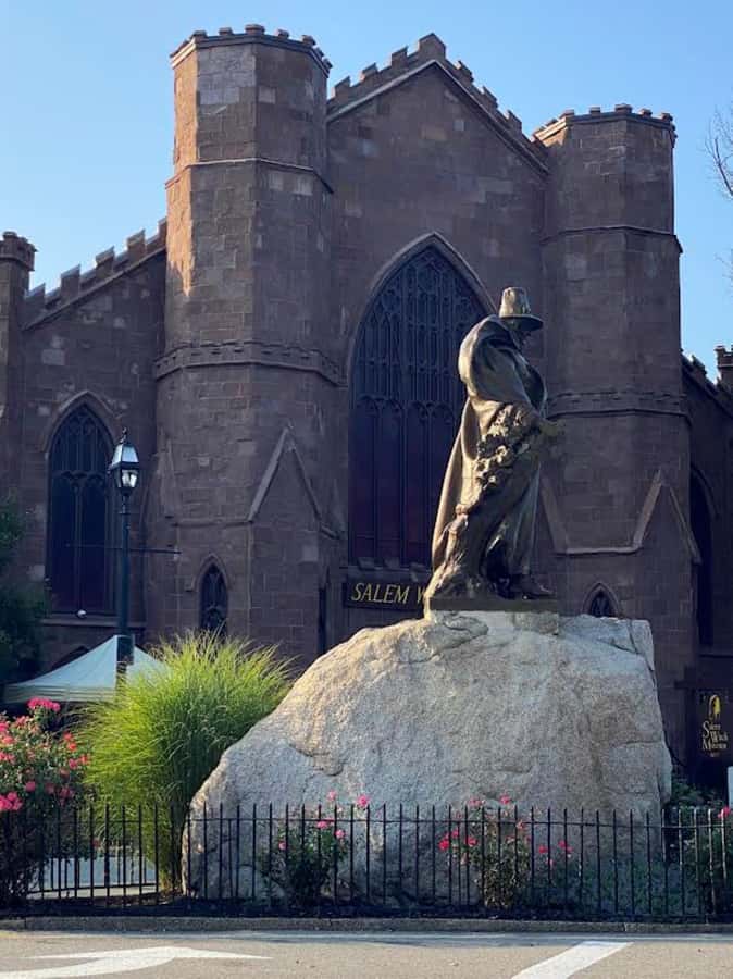Salem: Salem Witch Tour - A guide who adapts the conversation