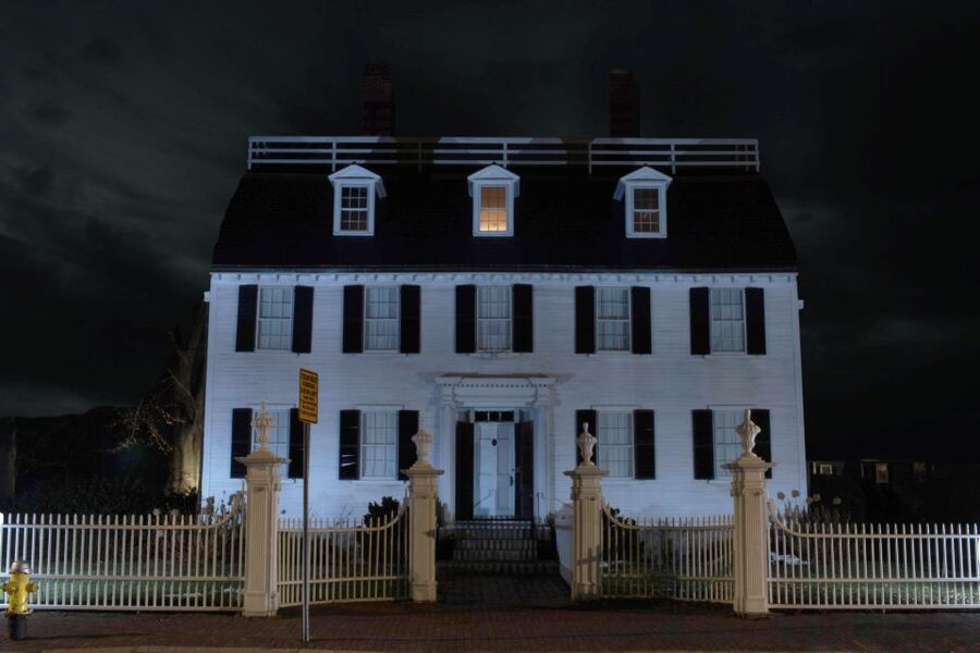 Salem: Ultimate Dead of Night Walking Ghost Tour - The former speakeasy and the ghosts of commercial Salem