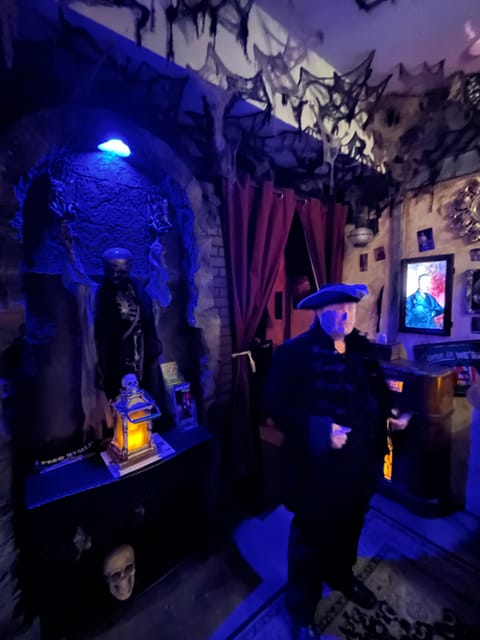 Salem: Vampires and Ghosts Walking Tour with Haunted Objects - Storytelling, humor, and the role of Edward