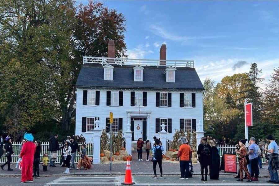 Salem: Witch Trial History and Salem Haunts Walking Tour - Salem’s 1692 story begins on foot