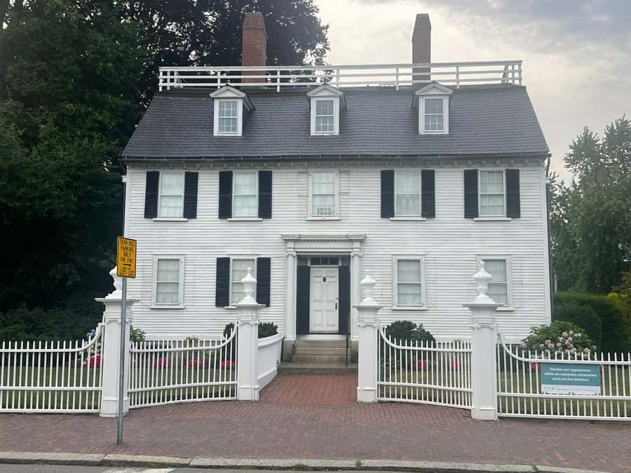 Salem: Witch Trial History and Salem Haunts Walking Tour - Finding Hocus Pocus in historic Salem