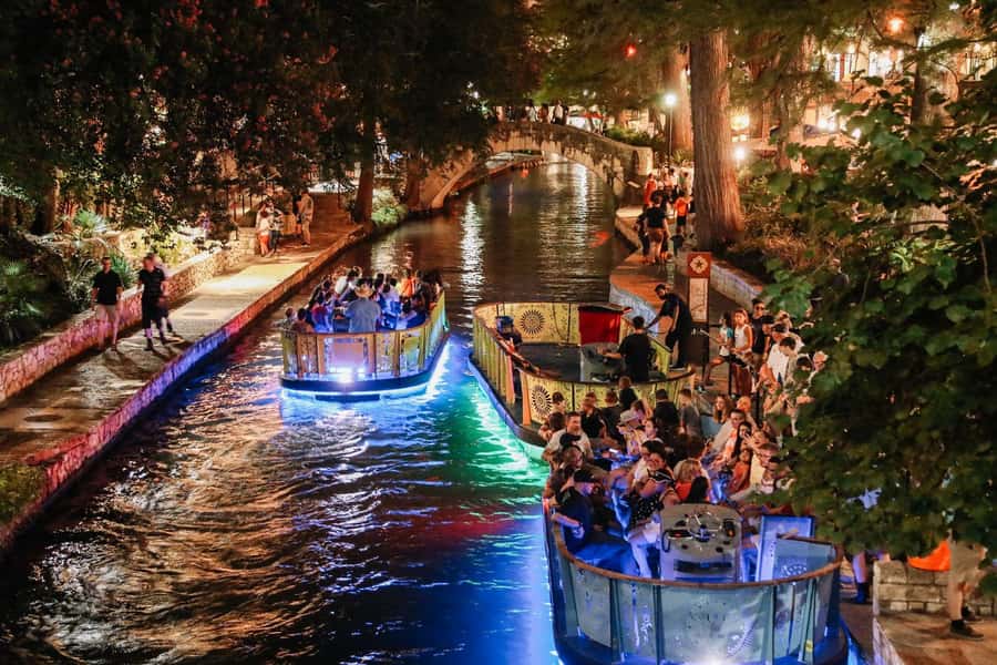 San Antonio: Spirits & Spirits Haunted Pub Crawl - Starting at the Crockett Hotel with a drink