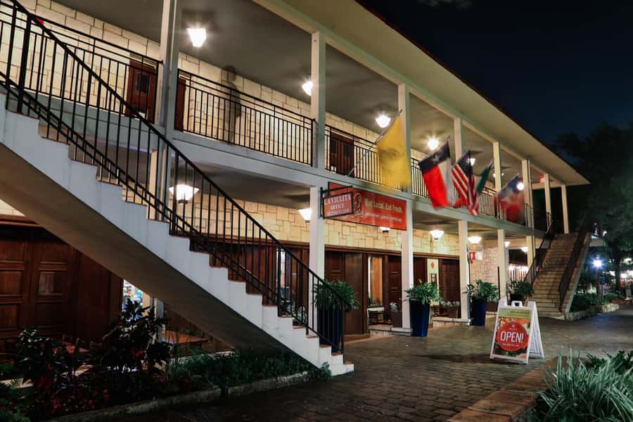 San Antonio: Spirits & Spirits Haunted Pub Crawl - Hearing hotel legends at the Menger