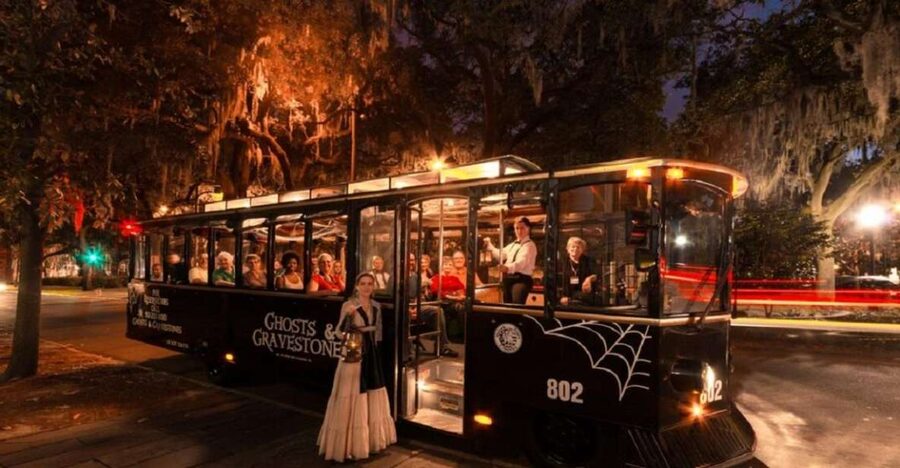 Savannah: Ghosts and Gravestones Tour with Low House Entry - The Pirate’s House and Savannah’s darker stories