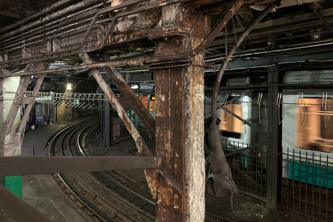 Self-Guided Smartphone Ghost Walking Tour Boston App EMF Reader - Going underground in search of Red Coats