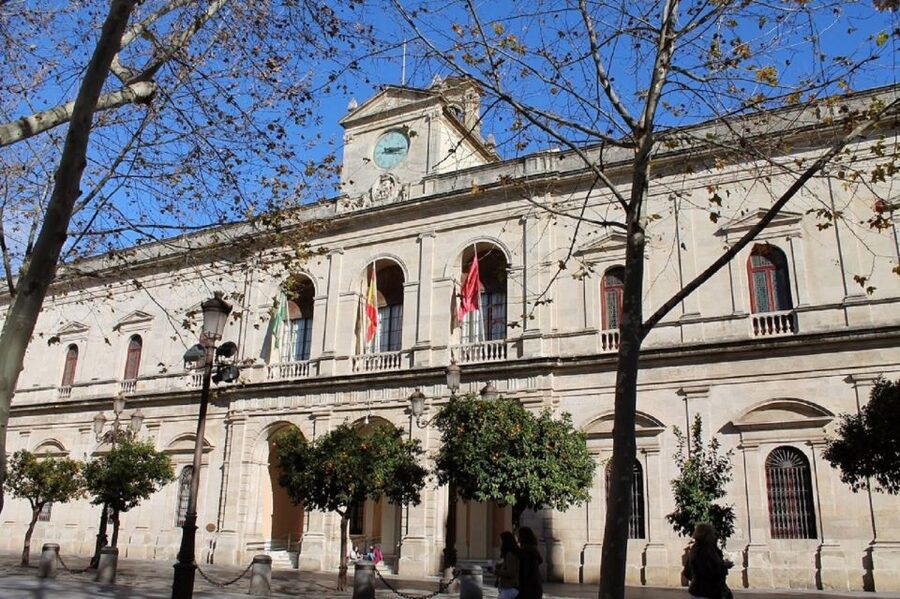Seville: Paranormal Walking Tour in Spanish - Old buildings, local mysteries, and historical events