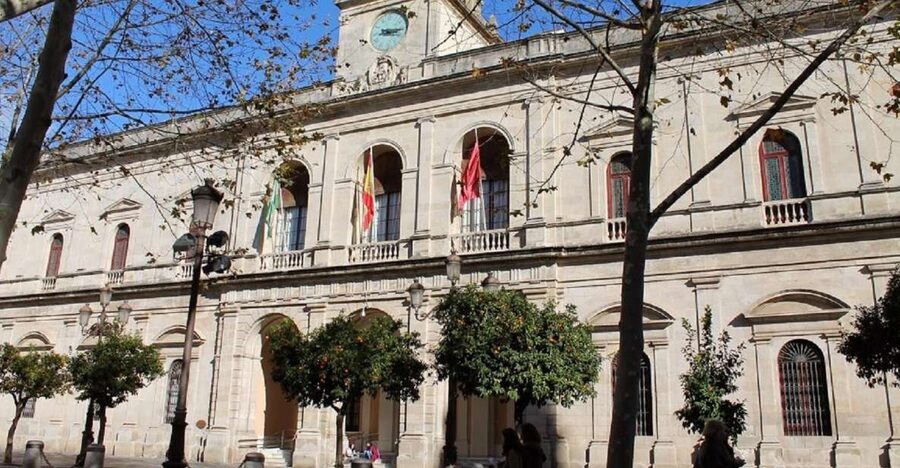 Seville: Paranormal Walking Tour in Spanish - What happens around Seville City Hall