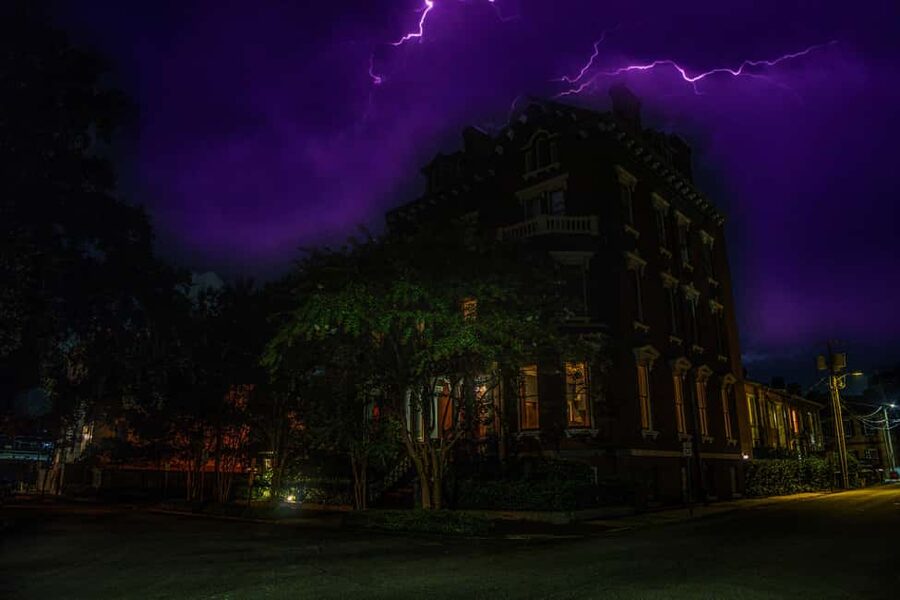 Sinister Sins & Shadows: A Savannah Ghost Tour - What the walk feels like after dark