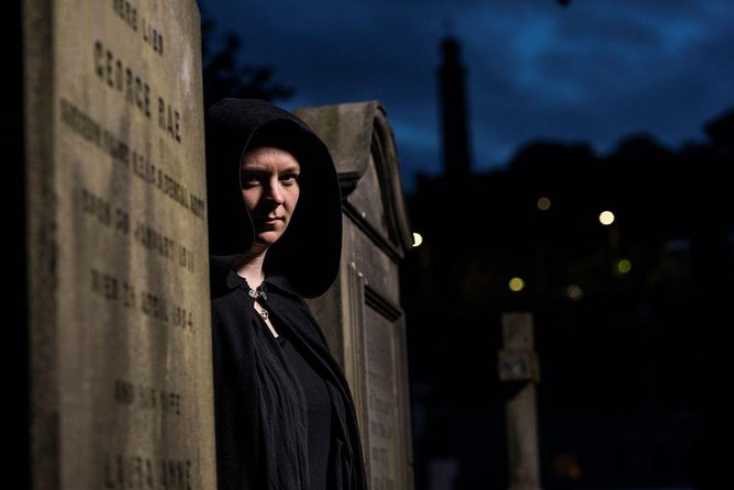 Small Group Edinburgh Underground Vaults & Graveyard Ghost Tour - Meeting at Mercat Cross and entering Old Town history