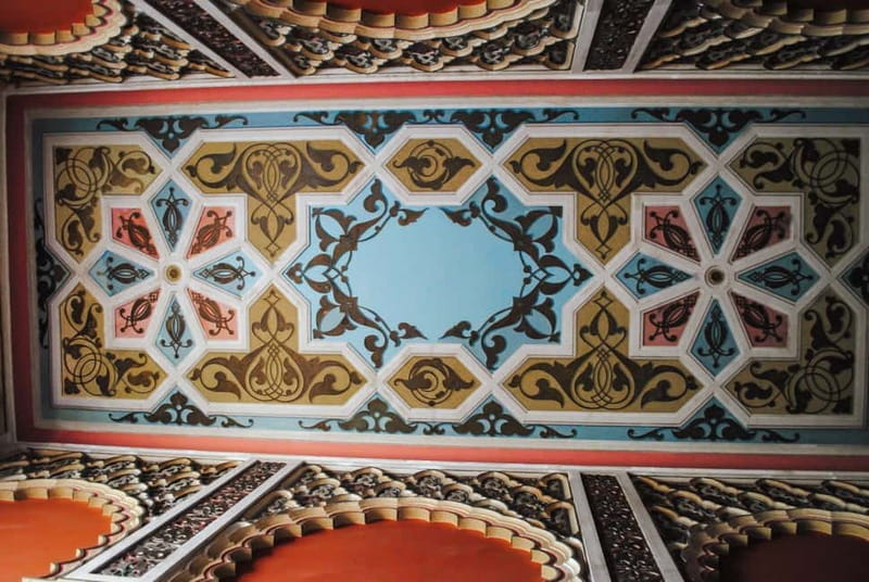 Sololaki - Urban Legends Walk of Bourgeoisie & Haunted Flats - Reading Sololaki’s Art Nouveau and Baroque details