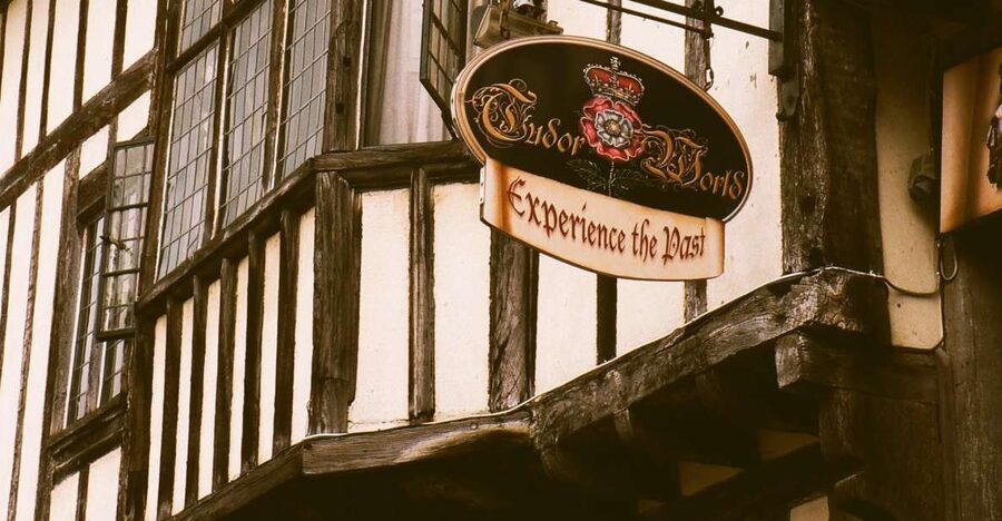 Stratford-upon-Avon: Lantern-Lit Ghost Tour at Tudor World - Entering Tudor World by lantern light
