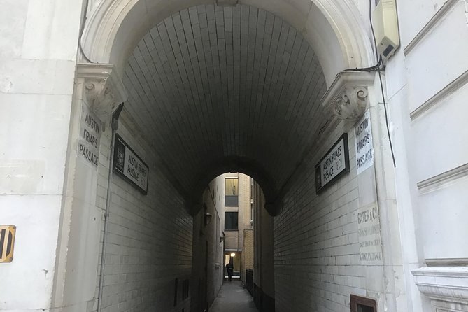 The Ghosts of the secret alleyways of old London town - Mayors, child ghosts, and the Blitz