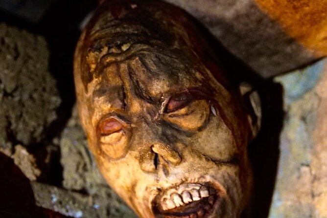 The World Famous Underground Ghost Tour - The Royal Mile closes set the mood