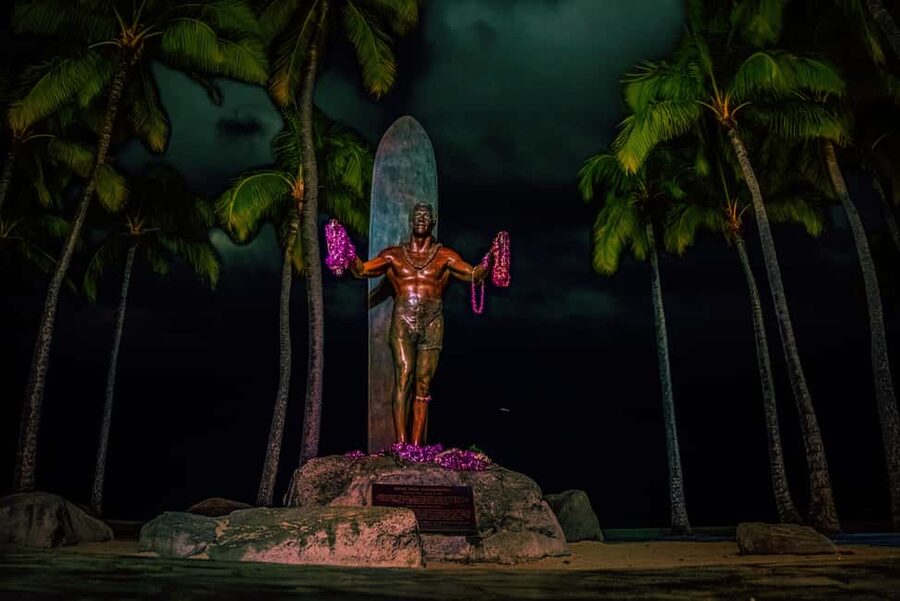 Waikiki Ghosts Boos and Booze Haunted Pub Crawl - Waikiki after dark, with a ghost-story twist