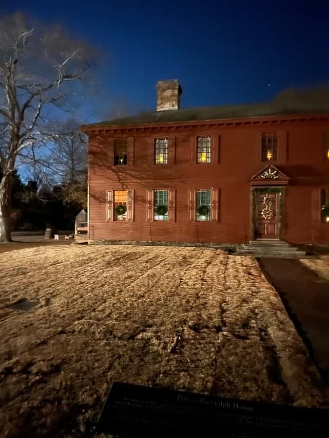 Williamsburg: Dead of Night Tour with Paranormal Equipment - Why this Williamsburg ghost walk feels different